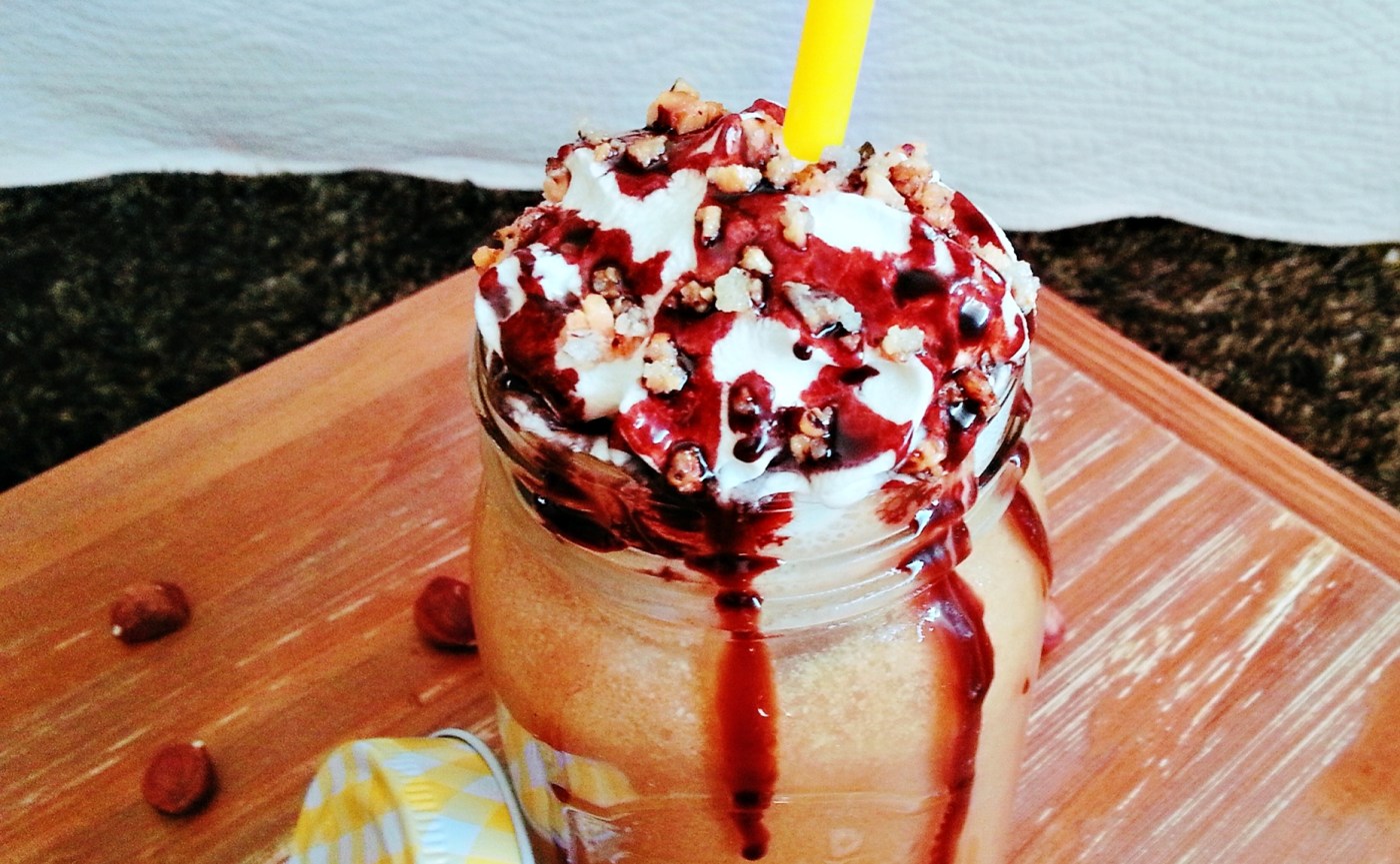 #café #caféfrappé #boisson #boissonfraiche #noisette #topping #chocolat #paille #chantilly #crèmefouettée
