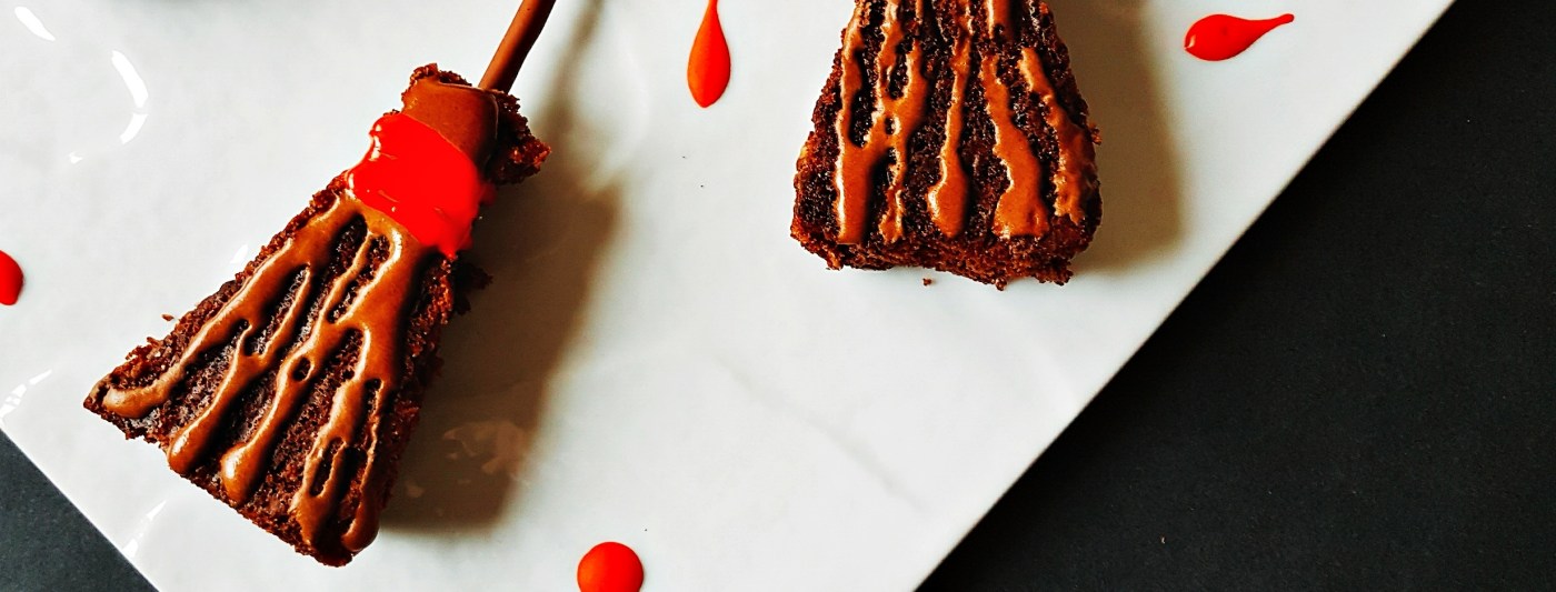 brownie, chocolat, gâteau, gâteau chocolat, noix, glaçage, mikado, colorants, colorants alimentaires, balai, sorcière, halloween, fun