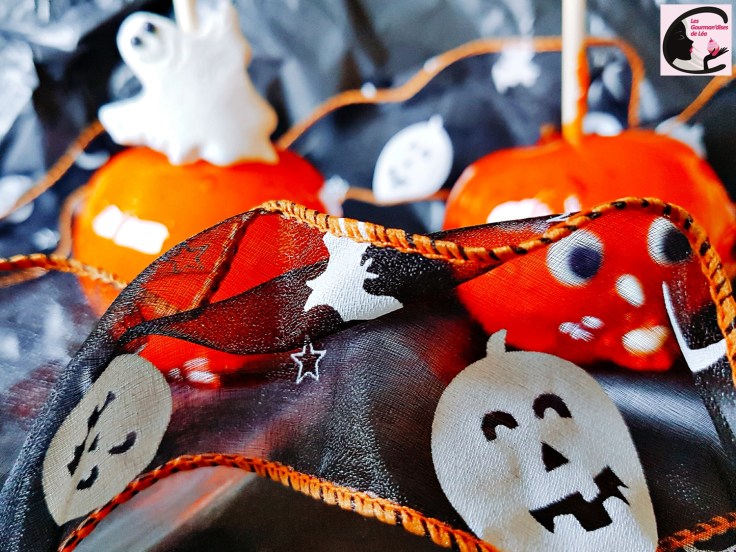 pomme d'amour, pomme amour, pomme, caramel, sucrerie, gourmandise, sucre, pâte d'amande, amande, croquant, orange, colorant alimentaire, fantôme, fête, halloween, ruban, ruban déco