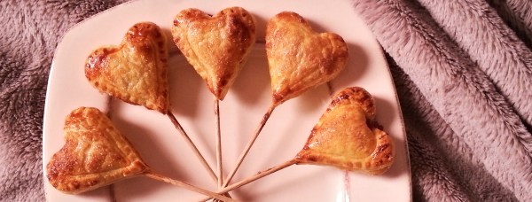 coeur, saint valentin, chocolat, chocolat noir, framboise, confiture, pâte feuilletée, sucette, love pops, recette facile, recette originale, amour, gourmandise